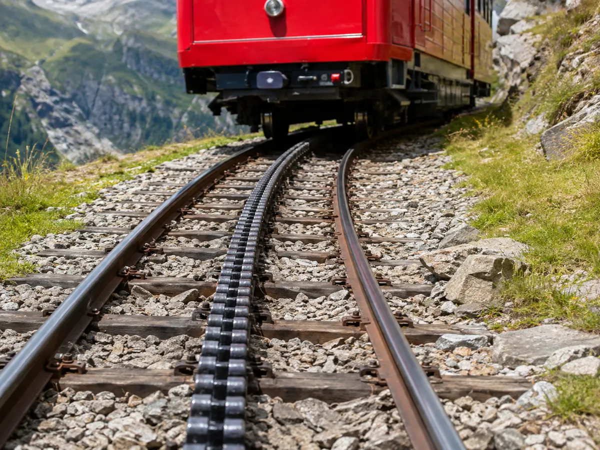 Eine Zahnradbahn der Gornergrat Bahn, die über Zermatt aufsteigt