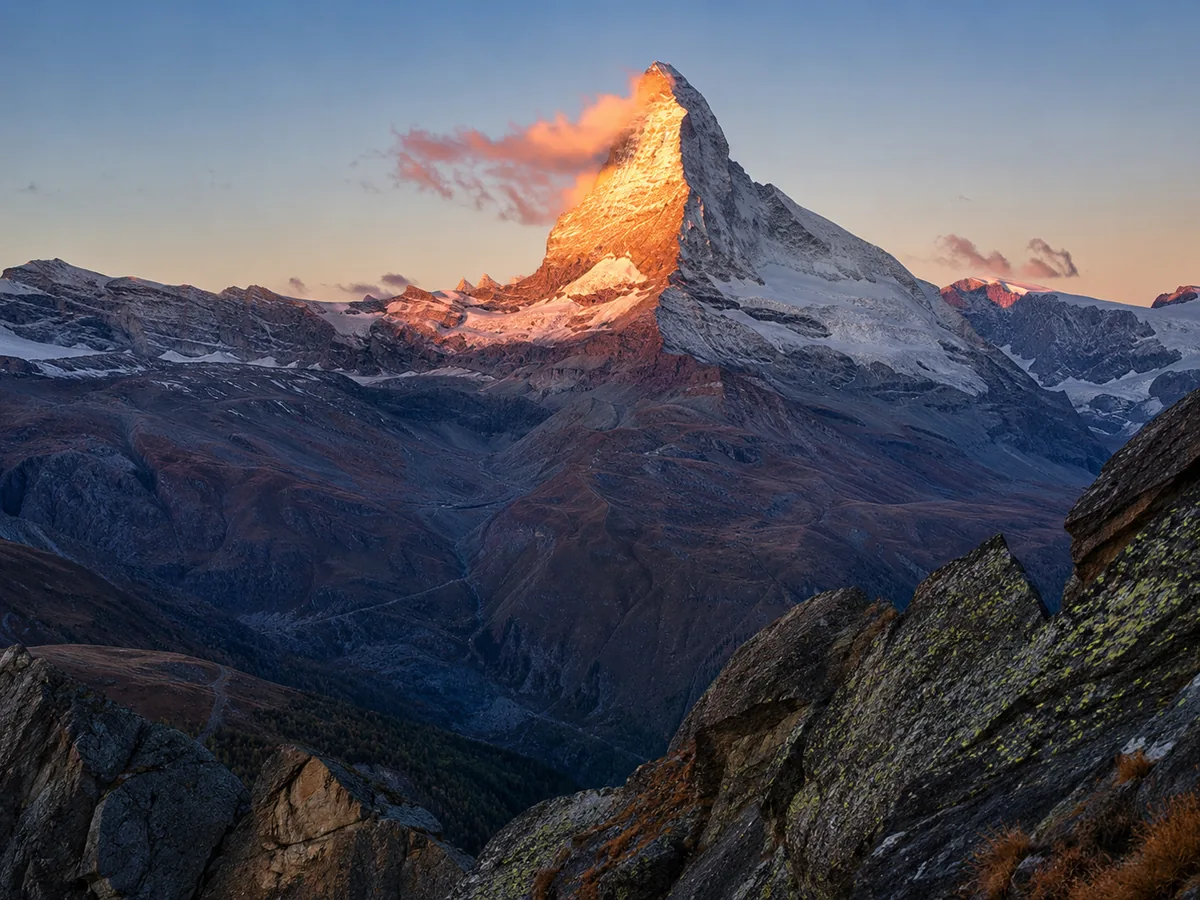 Das Matterhorn bei Sonnenaufgang über Zermatt